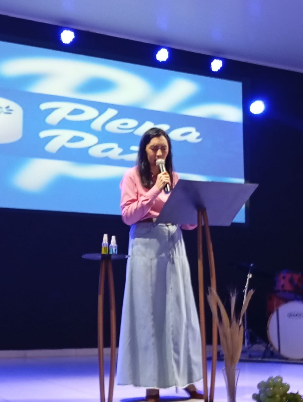Milaine Calazans ministrando no palco