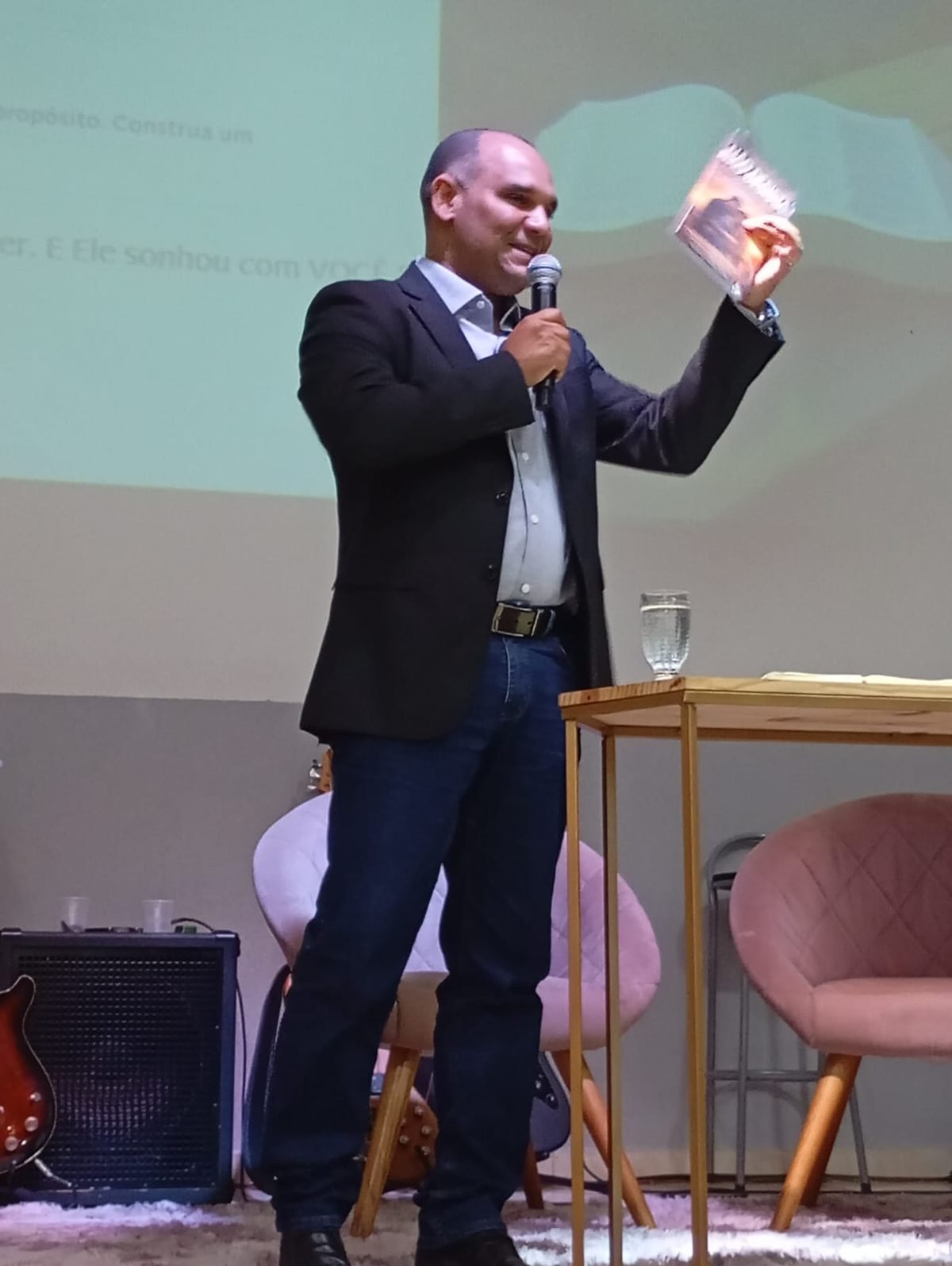 José Emidio Calazans palestrando diante da plateia